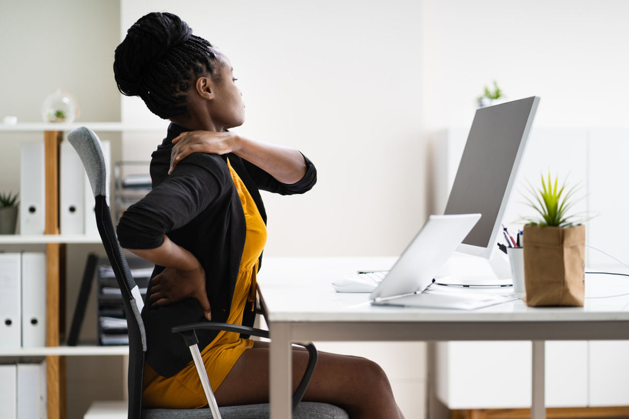 Ergonomia no ambiente de trabalho - colaboradores em postura ergonômica
