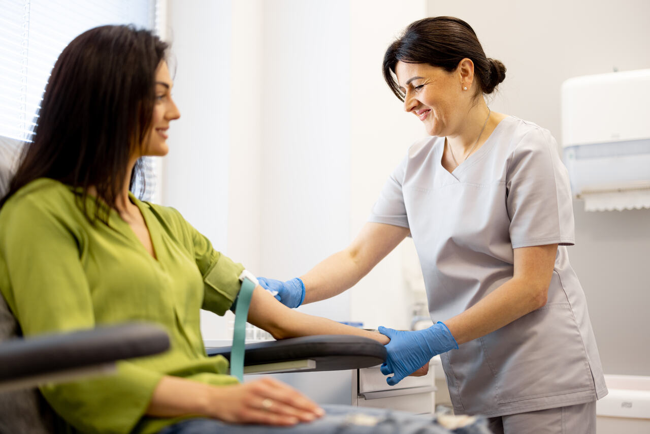 PCMSO o que é - profissional de saúde realizando exame ocupacional